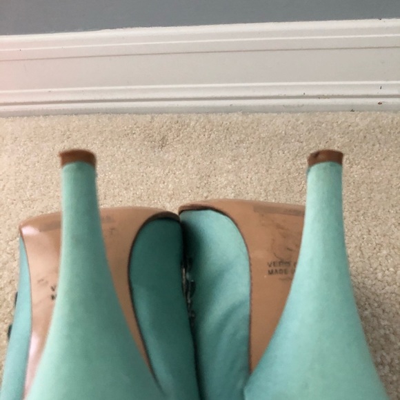 Marc Jacobs, blue/aqua silk pump with sequin trim. - Picture 6 of 7